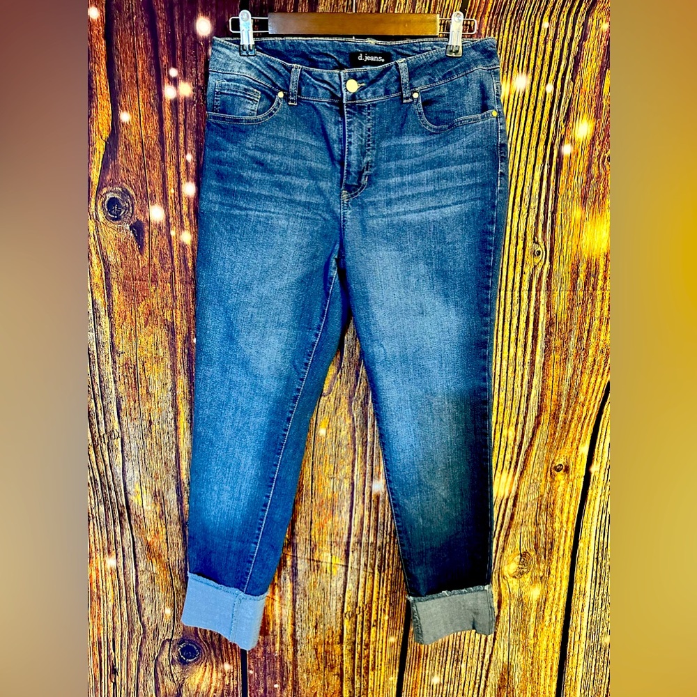 P-015 Womens cuffed jeans. Size 8. very cute